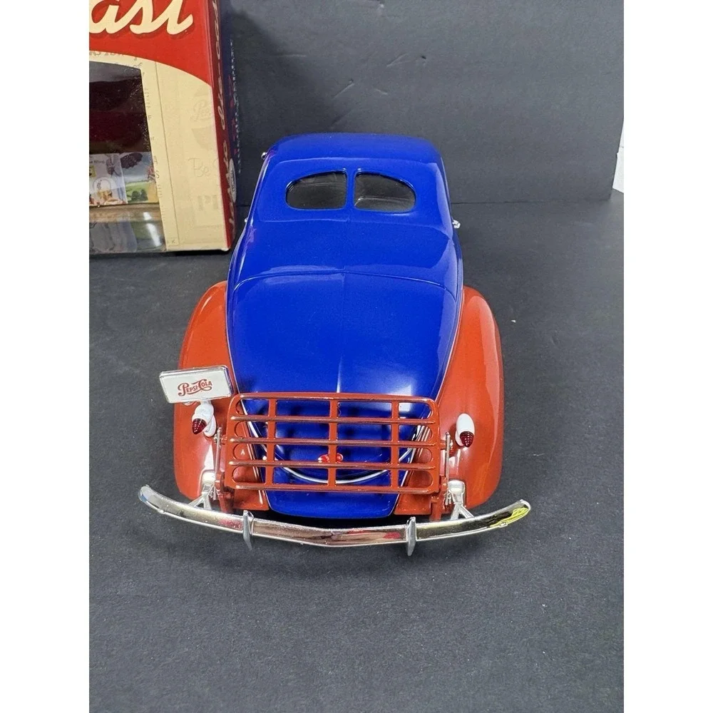 Auto World 1937 Lincoln Zephyr Pepsi Cola 1:18 Diecast Car w/ Box Opening Parts